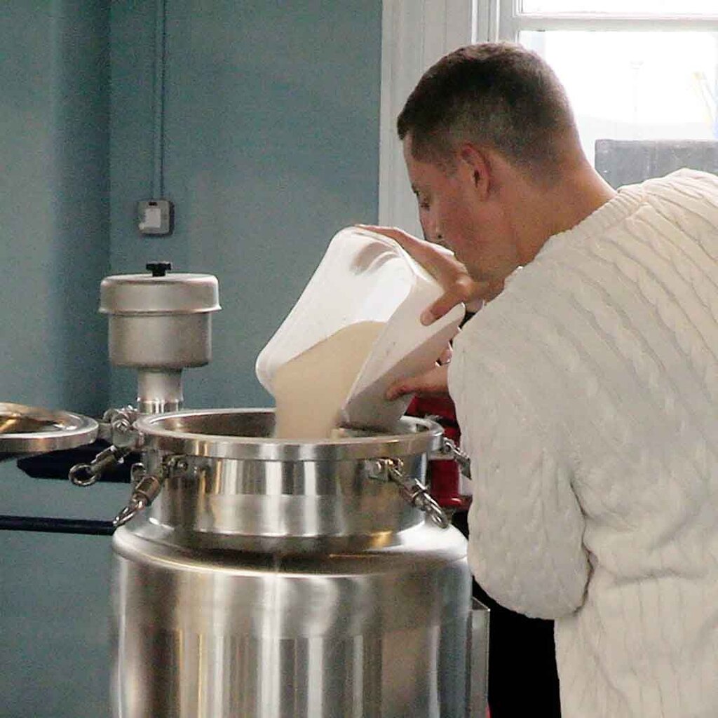 Titanic Distillery - adding yeast